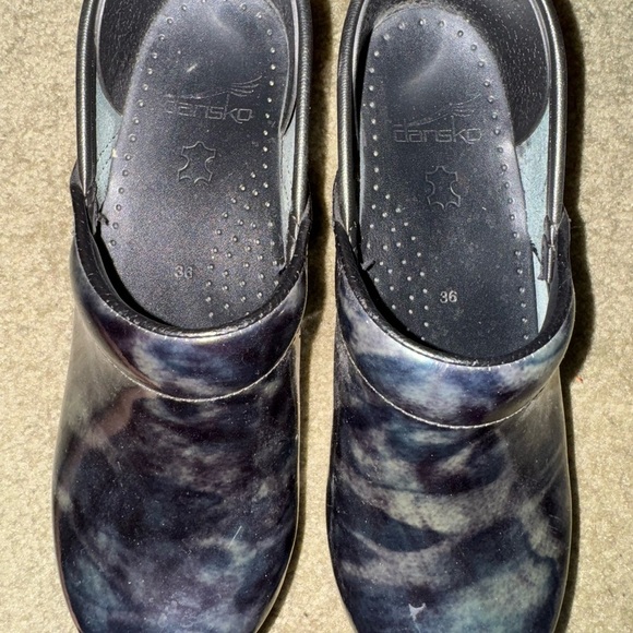 Women’s Dansko Dark blue patterned leather clogs.  Women’s size 36/6 - Picture 6 of 9